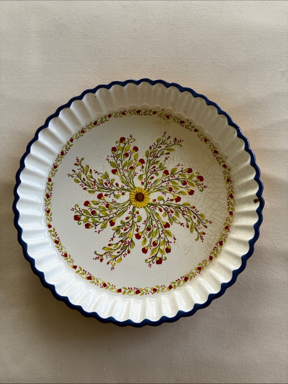 11-inch ceramic fluted pie pan featuring a sunflower and rose floral design